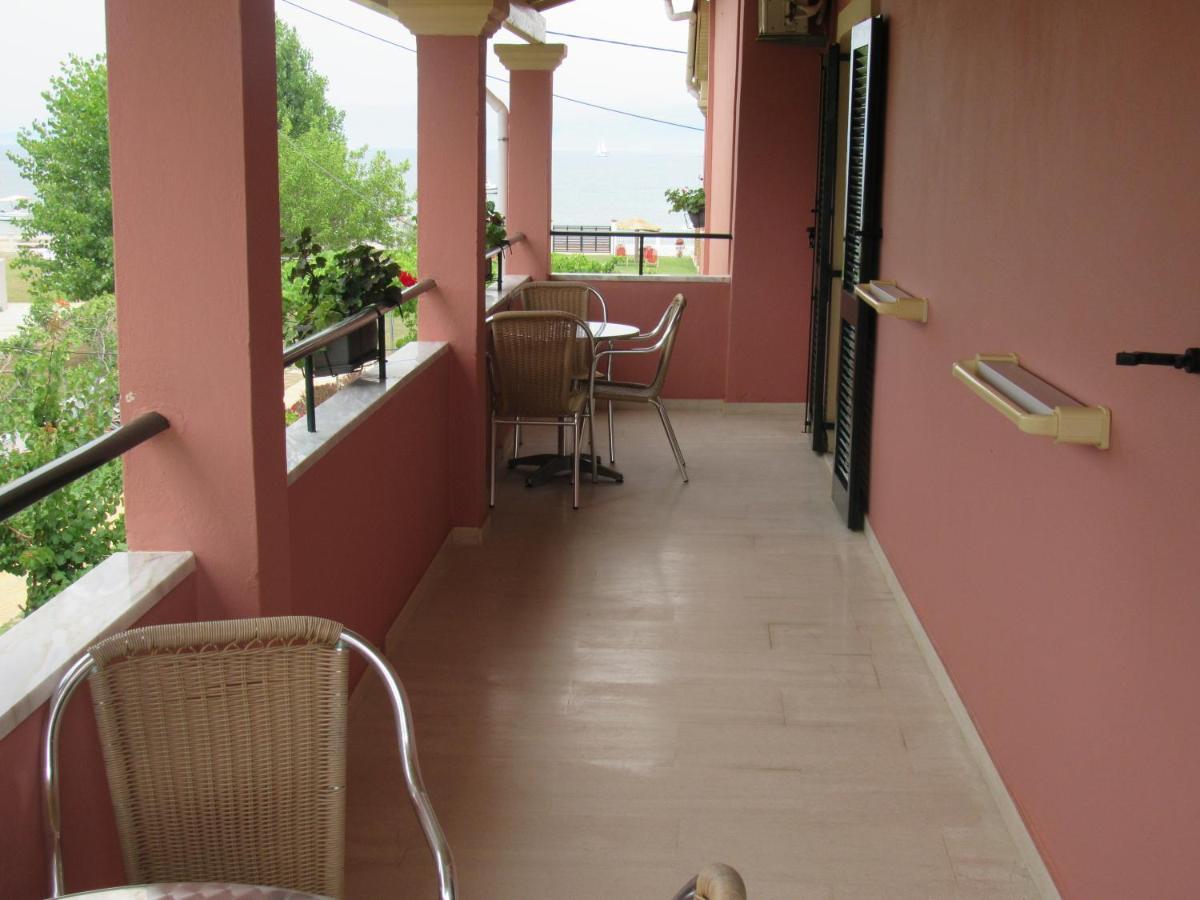 Biscoutsis Apartments & Studios กาวอส ภายนอก รูปภาพ